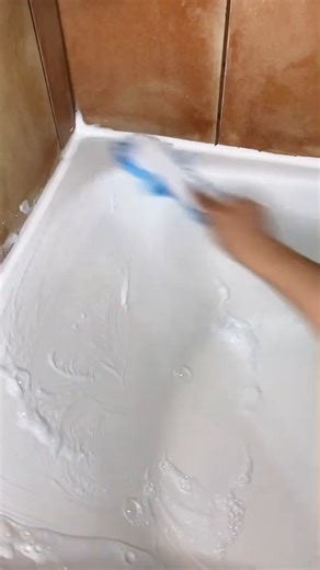 SATISFYING TUB CLEAN WITH JUST ONE PRODUCT 🛁🧼 A quick and easy tub clean that’s super satisfying — one product, spotless shine every time! ✨🛁 #cleantok #tubclean #simpleclean #satisfyingcleans #cleaningasmr #cleanwithme #deepclean #cleaningmotivation #bathroomcleaning #cleanhome | Carla’s Cleaning Corner