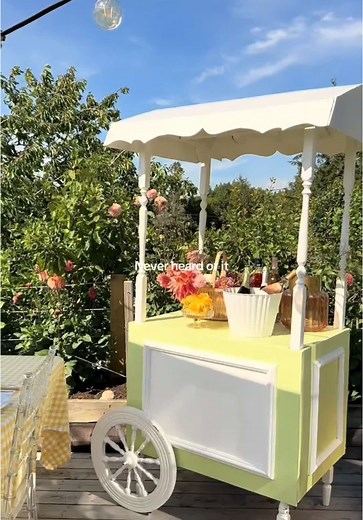 Casual table settings? We’ve never heard of her right? 🤭 But I all seriousness, my love language is hosting and cooking for people. Ib: tableshoppe co. #tablesetting #tablescapeideas #dinnerpartyinspo #aestehichosting #entertaining