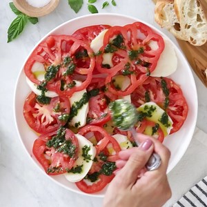 120K views · 1.5K reactions | https://www.skinnytaste.com/basil-oil/ Making basil oil is so simple, trust me you’ll want to drizzle it all over your chicken, fish, tomatoes, vegetables or with some crusty bread! | Skinnytaste | Facebook