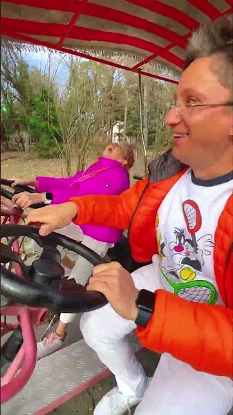 Când pedalezi cu 6 oameni într-o mașină 💪 Super Electric CAR in the Park #melimi #Familie #haos