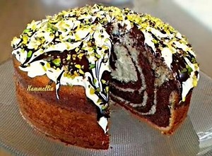 Chec cu fistic si ciocolata Pistachio and chocolate cake Igrediente pentru un Chec de 18 cm 3 ouă 200 g zahăr 100 ml ulei 240 g iaurt cu aromă de fistic 100 g crema de fistic 250 g de făină 16 g praf de copt putina sare 100 g ciocolată neagră A decora: 50 g ciocolată albă 50 g de ciocolată neagră 50 g boabe de fistic Pistachio and chocolate cake Ingredients for an 18 cm cake 3 eggs 200 g of sugar 100 ml of oil 240 g pistachio-flavored yogurt 100 g pistachio cream 250 g of flour 16 g of baking po