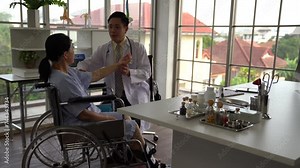 Doctors are currently examining and treating the patient and providing advice on arm muscle pain. in order to return to normal use