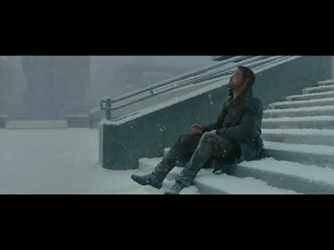 Ryan Gosling lying down in snow "Bladeruner 2049" : 505 - Arctic Monkeys.