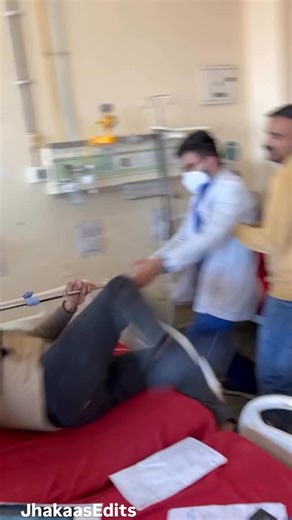 MOHD AWAL on Instagram: "日本利用压电瓷砖将脚步转化为电能。这些瓷砖捕捉来自你脚步的动能。当你行走时，你的重量和动作会对瓷砖产生压力。瓷砖会轻微弯曲，从而产生机械应力。瓷砖内部的压电材料将这种应力转化为电能。每一步都会产生少量电荷，而数百万步结合在一起就能产生足够的电力来驱动 LED 灯、数字显示屏和传感器。在像涩谷车站这样繁忙的地方，每天大约有 240 万个脚步为这一系统作出贡献。这些电能可以被储存或立即使用，从而减少对传统电力来源的依赖，并支持可持续的城市基础设施。这种方法将日常运动转化为实用的可再生能源 #日本 #知识 #事实 #你知道吗 #推荐 科技 创新 历史 技术 实验 热门 日本利用压电瓷砖将脚步转化为电能。这些瓷砖捕捉来自你脚步的动能。当你行走时，你的重量和动作会对瓷砖产生压力。瓷砖会轻微弯曲，从而产生机械应力。瓷砖内部的压电材料将这种应力转化为电能。每一步都会产生少量电荷，而数百万步结合在一起就能产生足够的电力来驱动 LED 灯、数字显示屏和传感器。在像涩谷车站这样繁忙的地方，每天大约有 240 万个脚步为这一系统作出贡献。这些电能可以被储存或