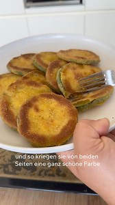 Panierte Zucchini aus dem Backofen So knusprig, sooo köstlich und so fein sie im Backofen zuzubereiten. Ich mache meine panierten Zucchini nur noch so. Zutaten: Zucchini Mehl Semmelbrösel Eier Salz Olivenöl Die Zucchini in Scheiben schneiden. Eier verquirlen und kräftig mit Salz würzen. Backpapier auf ein Backblech legen. Das Backpapier mit Olivenöl beträufeln und mit einem Pinsel verstreichen. Den Backofen auf 230 Grad Ober Unterhitze vorheizen. Drei Teller vorbereiten mit Ei, Mehl und Semmelbr