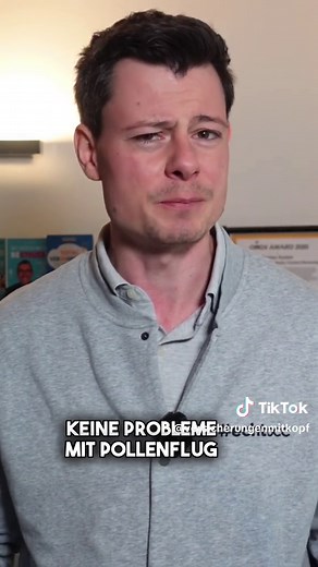 🤧🌳😭Brutales Wochenende! Wie läuft eine Hyposensibilisierung ab? 🤔 Nach einem Allergietest beim Arzt, meistens durch einen Hauttest, weißt Du, auf welche Stoffe Du allergisch reagierst. Wenn das Ergebnis auf eine Hausstaubmilbenallergie, Hundehaarallergie, Katzenallergie, Pollenallergie, Schimmelpilzallergie, Insektengiftallergie oder Heuschnupfen hindeutet, kann eine Desensibilisierung zur Allergiebehandlung Linderung bringen. 😌 Besonders wenn Du im Alltag diesen Auslösern nur schwer auswei
