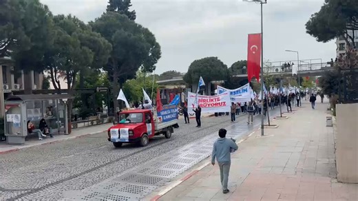 Yürüyoruz!Emeğimiz, doğamız ve yaşamımız için.Yürüyoruz!Laik, demokratik, bağımsız Türkiye'yi kurmak; geleceğimizi kazanmak için.Biz kazanacağız, hep beraber kazanacağız!📍 Bergama