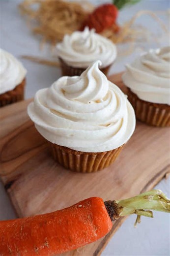 Creamy, rich, and you’d NEVER guess it’s dairy-free 🤤🧁✨ This dairy-free cream cheese frosting is smooth, tangy, and perfectly sweet. It’s just like the classic version but made with simple, dairy-free ingredients 🙌 It whips up in minutes and spreads like a dream, making it perfect for cakes, cupcakes, and cookies 😍 Made with dairy-free cream cheese, butter, powdered sugar, and vanilla, it delivers that signature flavor and texture without sacrificing anything Whether you’re frosting carrot c