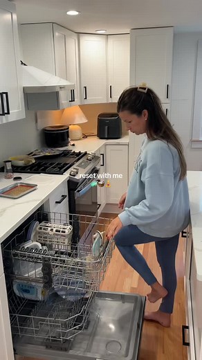 Making my home easy to clean has truly changed my life as a mom, wife, and person. 💛 When my space stays tidy, I have more time for what actually matters — working out, spending time with my family, and even doing deeper cleans without feeling overwhelmed. A clean home isn’t just about how it looks — it’s about how it makes you feel. I sleep better, think clearer, and feel more like myself when my home is clean, not just tidy. If you want more peace, start by making your home easy to clean and 