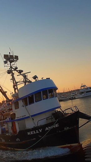 🚤 Salmon Season Adventure Begins! The fishing vessel Kelly Anne departs from Cap Sante Marina, heading toward the San Juan Islands for another round of summer salmon fishing. The calm morning waters reflect the excitement of a new catch ahead — skill, patience, and tradition all come together out at sea. 🌊🐟 From Anacortes to the San Juans, the journey begins. Shop premium wild-caught seafood at GlobalSeafoods.com￼ 🦀✨ #SalmonFishing #SanJuanIslands #CapSanteMarina #FVKellyAnne #GlobalSeafoods