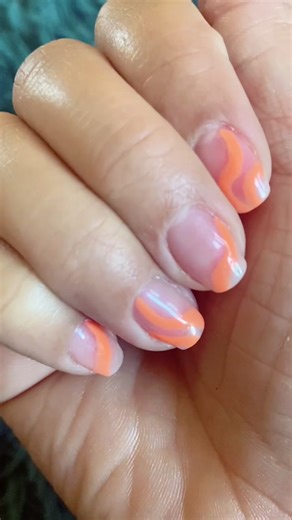 Taking a little break from dip powder and using shellac’s and gels ☺️ #nails #shortnails #swirls #gel #shellac #kiaraskynails #diynails