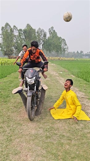 Two friends planned and made fun with his friend.90#funny