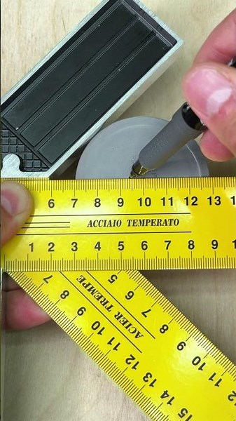 Find the center of a circle with two squares - fast, accurate, no math #shorts