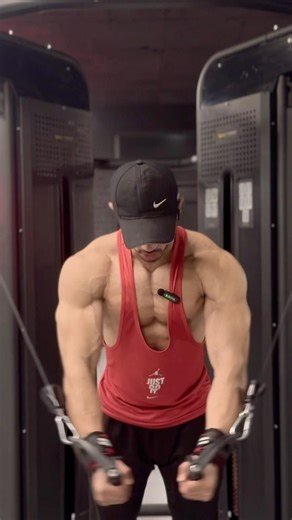 Best way to do cable flyes. #motivation #bestbodytranformation #aesthetic #workoutmotivation