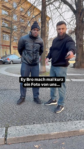 Markiere jemanden der genauso gute Fotos macht wie ich !! 😂📸 #dwarfism #kleinwüchsig #goodvibes #goodvibesonly #foryou #comedy #goodlife #foto #fotosession #fotooftheday #comedy #lachen #lachenistgesund #2024 #moin | Erik Hein