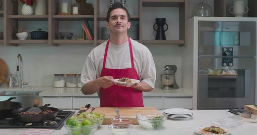 Making the taco de carne asada ‘el perron’ from Tacos 1986