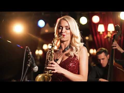 😎 A girl — saxophonist | Chica — saxofonista | Ragazza — sassofonista | Mädchen — Saxophonistin