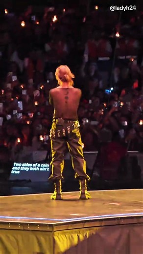 Jimin đẹp và sexy với hình xăm mặt trăng — nhìn từ phía sau