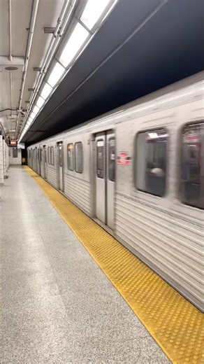 TTC Subway Leaves Bay Station 🚉 | Line 2 🟢 (March 17, 2026)