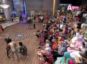 371K views · 11K shares | May Madina chala Insaan Ke Kandhe Pe Insaan Jaa Raha Hai Kafan Me Lipta Kucch Armaan Jaa Raha Hai Jise Na Mili Ho Mohabbat Is Jahan Mein Shaayad Use Paane, Woh Qabristaan Jaa Raha Hai | A-Plus TV | Facebook