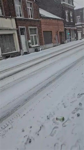 ⚠️🟠 CONDITIONS HIVERNALES – JUMET 🕒 Signalé le 07/01/26 à 12h50 📍 Lieu : Jumet 👉 Conditions de circulation difficiles, prudence recommandée 📷 Photo : Kelly / Communauté Alert’Route ⚠️ Risque de glissade et circulation ralentie. 👉 Adaptez votre vitesse et gardez vos distances de sécurité. 📩 Vos signalements et photos sont les bienvenus en MP pour aider la communauté. 🙋🏽‍♂️ Kevin - A'R #ALERTEROUTE #ConditionsHivernales #Jumet #Prudence #Neige #Verglas | AlertRoute Be