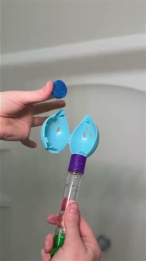 Bath time just became our favorite part of the day 🛁💙 This bath color brush lets kids paint the
