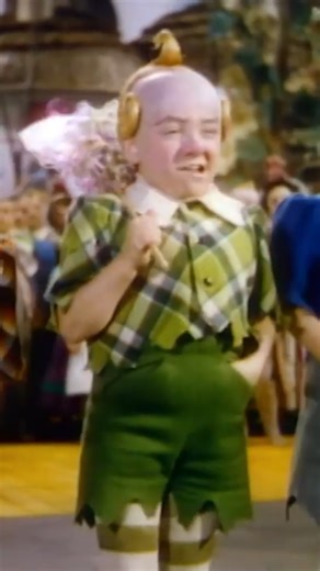 Were the Munchkins Really Drunks? When people talk about the behind-the-scenes chaos of The Wizard of Oz, most fans immediately think of the big shockers: Buddy Ebsen—the original Tin Man—landing in the hospital after inhaling toxic aluminum dust from his makeup, or the poppy-field “snow” actually being industrial-grade asbestos. But one of the most fascinating—and often misunderstood—stories from the production involves the Munchkins themselves. For the first time in Hollywood history, MGM laun