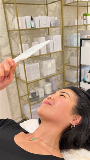 House of Renaissance on Instagram: "Chez House of Renaissance, chaque soin est une rencontre, chaque client une histoire. Formés au cœur de la Corée, à Séoul, nous avons fait le choix d’une approche exigeante, authentique et profondément humaine. Ici, rien n’est standardisé : chaque cuir chevelu, chaque peau est analysé, compris et traité sur mesure. Dans cette vidéo, vous découvrez des invités venus tester nos soins signature : ✨ Head Spa en 18 étapes ✨ Soins visage coréens ✨ Golki therapy Tous