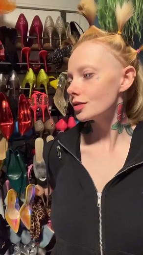Like mommy like Siggy 🤡 Sigarette loves our shoes #dragqueen #drag #sigourneybeaver #chicagodrag #fyp #sigarette