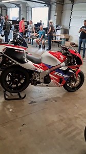 Classic Honda RVF750 RC45 MotoMadness Retro Rider RetroRacer RR #tracklife #legend #Hondarvf750 #Hondarc45 #classicbikes | MotoMadness