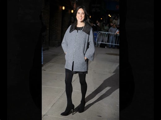 Jennifer Connelly`s Legs and Feet in Tights