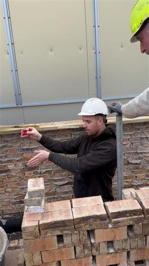 Bricklayers magic, how did he do that? #mason #builders #construction #bricklayers | Dutchbricklayers