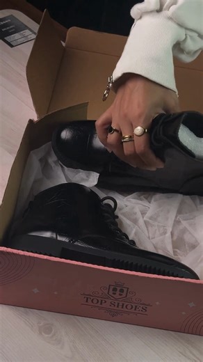 Top shoes on Instagram‎: "هاف بوت بتصميم فخم ودقّة مذهلة في التفاصيل، يمنحكِ مزيجًا متقنًا من الراحة والأناقة في كل خطوة. خاماته الفاخرة ولمسته العصرية تجعل منه القطعة الأساسية لإطلالتكِ الشتوية."‎