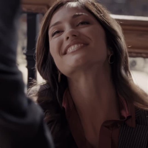 @hynfucsfilms on Instagram: ". Interesting Fact: 500 Days of Summer Although it’s often labeled a rom-com, the director Marc Webb said the film was designed as a breakup movie disguised as a love story. One subtle trick: the movie constantly shows events from Tom’s biased memory, not objective reality. That’s why Summer feels magical early on—Tom idealizes her. A perfect example is the famous “Expectations vs. Reality” split-screen scene, which visually exposes how Tom projects his fantasies ont