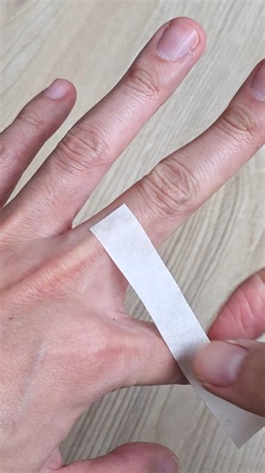 Quick TipZip on Instagram: "Measure your ring size accurately at home! 💍💡 This is the same method jewelers use, so you can find your perfect fit easily and quickly. A simple trick for choosing the right ring every time. ✨ #ringsize #jewelerstips #lifehacks #jewelryhacks #fashiontips"