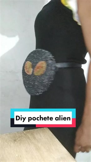 Inspiração na pochete de Lee Suhyun no MV 'Alien'