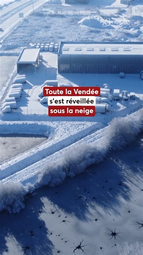 ❄ La neige a laissé un magnifique spectacle en Vendée, autant dans les terres que sur le littoral ❄ On vous laisse un peu de douceur avec cette compilation de quelques images au réveil ce matin. Merci @chateaudeterreneuve pour ces belles images de drone ❄ #vendée #neige #verglas #météo #meteovendée | TV Vendée
