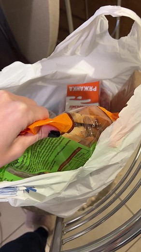 Creative Cooking with Crisp Bread and Unique Toppings