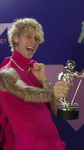 Machine Gun Kelly Celebrates Best Alternative Win at VMAs