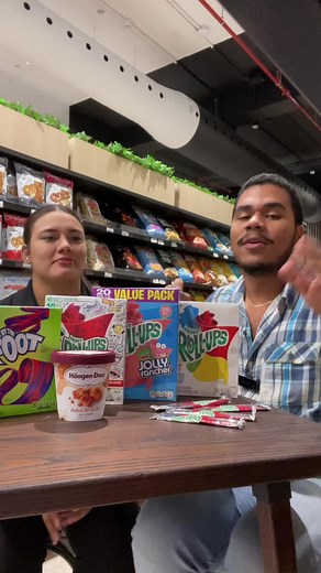 Tenemos MUCHOS fruti rollos en nuestro Market 😋 Jose y Reimis nos muestran lo rico que es 😋😋🥰 #fruitrollup #fruitrollupchallenge #frutirollos