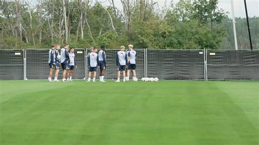 "The first time he's [Isak] trained with actual teammates for 14 weeks" Gary Cotterill is in Stockholm as Alexander Isak trains with the Swedish national team for the first time since completing his Liverpool move 🔴 | Sky Sports