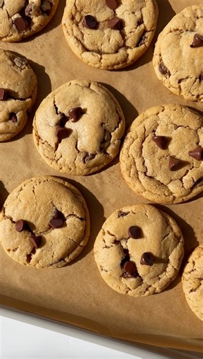 Homemade Peanut Butter Chocolate Chip Cookies 2 cups Gold Medal™ All Purpose Flour 1 teaspoon baking powder 1 teaspoon baking soda 1/2 teaspoon kosher salt 1/2 cup butter, softened 1 cup packed brown sugar 1/2 cup granulated sugar 3/4 cup creamy peanut butter 2 teaspoons vanilla 2 large eggs 1 1/3 cups semisweet chocolate chips (8 oz) See the full recipe: https://bit.ly/3Mg0wLa | Betty Crocker