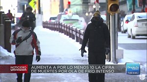 1M views · 7.3K shares | Ya suman al menos 10 los muertos por el frío extremo. Ríos y lagos se congelan...incluso la botella de agua de nuestra reportera Viviana Ávila en Chicago. | Univision Noticias | Facebook