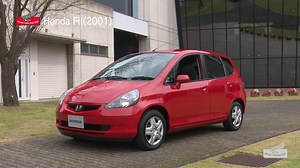 ＼動画で名車を楽しむ♪ホンダコレクションホール、走行ビデオを新たに5本追加❗／ ホンダコレクションホールでは、収蔵する二輪、四輪、レーシングマシンを走行可能な状態に保つ「動態保存」を行っており、定期的に走行確認テストを実施しながらコンディションを維持しています😁今回5本の走行動画を新たに追加しました👍美しい走りと迫力あるサウンドをお楽しみください🎵 イチオシの四輪、二輪はこちら！ 四輪からは、初代フィット（2001年）です🚗燃料タンクを車体中央に配した「センタータンクレイアウト」を採用し、それまでにない低床ビッグキャビンを実現したクルマでした^^。フィットは、スモールカーの新たなベンチマークを目指し、世界最高水準の安全、環境性能はもとより、走り、燃費、楽しさ、スタイルなど、個々のお客さまの要求すべてに一台で最大限に応える「パーソナルMAXの具現化」をコンセプトに開発されました✨ 二輪からは、ほぼ自転車!?...。軽量・超小型エンジン（24cc）を搭載したペダル付きの原動機付自転車「ピープル」🏍バイクに親しみにくかったお客様にも使いやすい設計で、急な坂道はペダル併用が可能でした