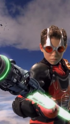 300700 on Instagram: "Arnold wearing custom Oakley OverTheTop Sunglasses in Spy Kids 3D (2003) Available Online Now - Link in bio! History: The turn of the millennium signified a new era of ‘Mad Science’ design, encapsulated by the launch of Oakley’s most iconic frames: Over The Top (OTT). Oakley founder Jim Jannard explained the inspiration behind the OTT came from being “on an island and discarding everything we knew. This is what we came up with.” Peter Yee, designer of some of Oakley’s most