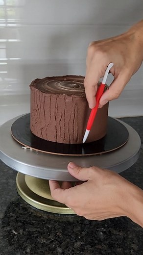 Line Shetty | Custom Cakes | Goa on Instagram: "Quick buttercream tree stump cake 👌 by @mommademoments_ Watch till the end to see the finished cake with the cutest bugs 😉 Recipe for the edible moss 👇🏼 ▪️Mix 1 tbsp sugar and 1 egg with a fork. ▪️Add 30 grams of honey ▪️Mix in 25 grams of flour and 1.25 tsp baking powder. ▪️Add 1 drop of food colour (you can easily divide the portion into 3 different bowls and make 3 colours) ▪️Microwave each bowl on full for 50 seconds. ✨️ Follow @mommademome