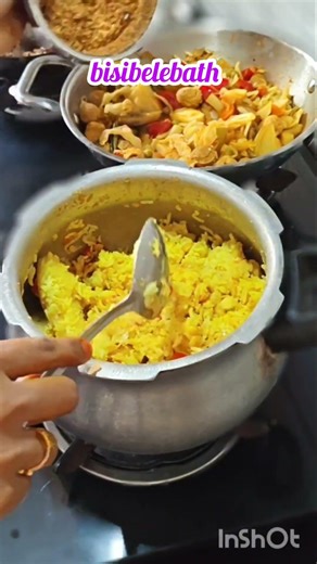 bisibelebath recipe with secret powder #sumithrasamayal #bisibelebathpowder #bisibelebath #karnataka