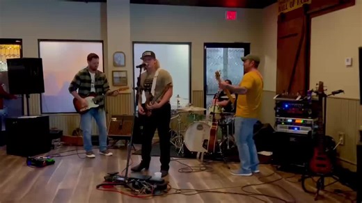 Lil @Drake Milligan never hurt anyone! Sounds like something I do- Drake Milligan #fyp #foryoupage #coversong #louisiana #bar