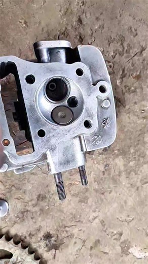 Kusnadi Adi on Instagram: "No Expensive Tools! Old-School Way to Lap Motorcycle Valves🔧👇 #MotorcycleRepair #Mechanic #ValveLapping #GarageLife #OldSchoolMechanic"