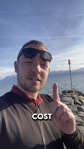 How to say « How much it cost » in French 🇫🇷 Combien ça coûte. Combien : how much Ça : it / that Coûte : cost #frenchforbeginners #learnfrench #speakfrench